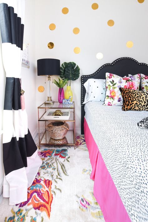 Kate Spade Room Decor, Navy Hot Pink Bedroom, Black White Pink Green Bedroom, Kate Spade Bedroom Ideas, Designer Bedrooms Ideas, Black And White Bedroom Ideas With Color, Kate Spade Room, Kate Spade Inspired Bedroom, Polka Dot Accent Wall