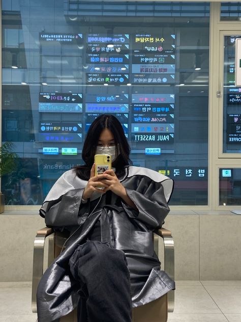 a girl sitting in a hair salon in korea Hairstyles For Growing Out Hair, Bob Hairstyles Middle Part, Black Hairstyles Kids, Zuko Ponytail, Undercut Bob Hairstyles, Knotless Braids Natural Hair, Korean Hair Salon, Growing Out Hair, Braids Pictures