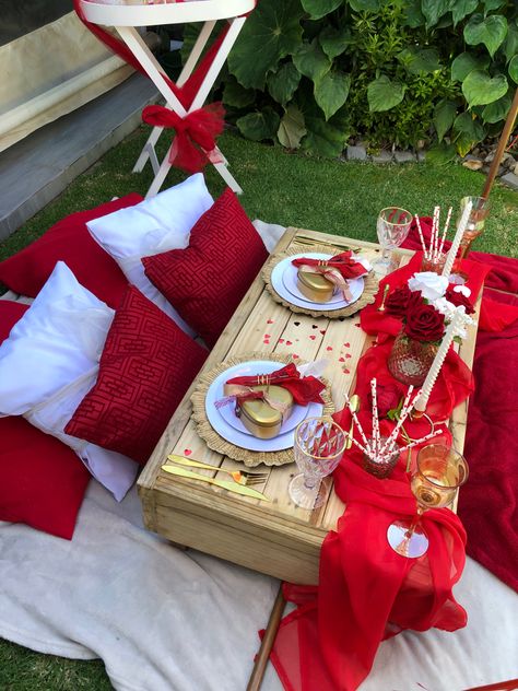 Romantic Night Picnic, Piknik Ideas, Valentine Picnic, Picnic Business, Romantic Beach Picnic, Picnic Party Decorations, Romantic Room Surprise, Romantic Dinner Decoration, Valentines Brunch