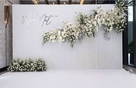 Venue Styling Wedding, White Wall Wedding Backdrop, Minimal Wedding Stage Decor, Wedding Reception Backdrop Elegant, Minimal Wedding Backdrop, Elegant Wedding Backdrop, White Wedding Backdrop, Minimalist Wedding Reception, Pastel Wedding Theme