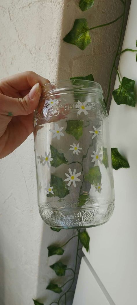 Cute Jar Decorating Ideas, Diy Jar Painting, Painting Jars Diy, Cute Jar Designs, Jar Decorating Ideas Aesthetic, Aesthetic Glass Painting Ideas, Mason Jar Painting Ideas Simple, Painted Mason Jars Aesthetic, Clear Vase Painting Ideas