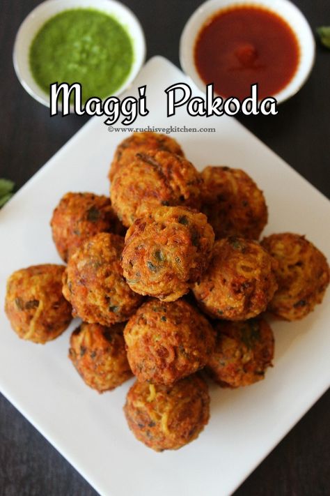 Appetizers Indian, Maggi Noodles, Pakoda Recipe, Pakora Recipe, Pakora Recipes, Chaat Masala, Tomato Ketchup, Deep Fried, Chutney