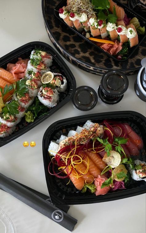 Sushi Takeout, Sushi Healthy, Aesthetic Sushi, Dinner Sushi, Sushi Aesthetic, Sushi Salmon, Healthy Sushi, Make Sushi, Confort Food