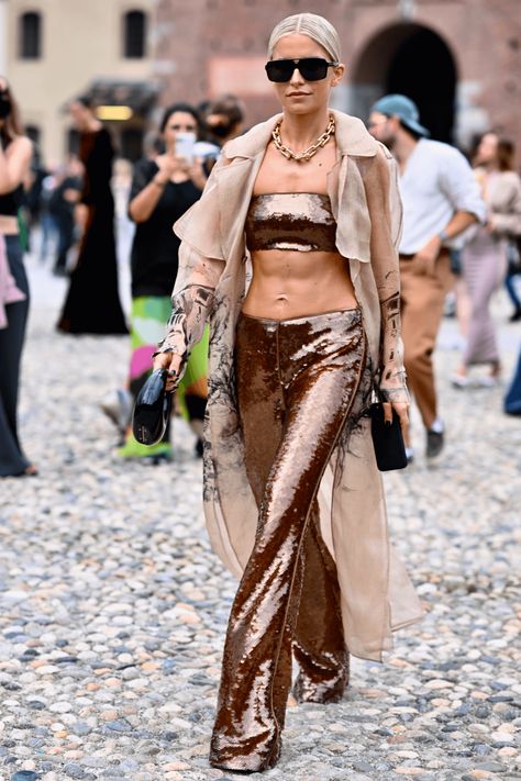 Sequin Dress Street Style, Fashion Week Ss 2024, Glam Street Style, Gemini Style, Milan Outfits, Venus In Gemini, Casual Chic Fashion, Fashion Week Dresses, Fashion Week Inspiration