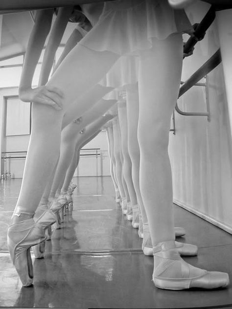 ballerina18 Isadora Duncan, Paris Opera Ballet, Ballet Beauty, Ballet Inspiration, Jitterbug, Dance Like No One Is Watching, White Tights, Ballet School, Dance Movement