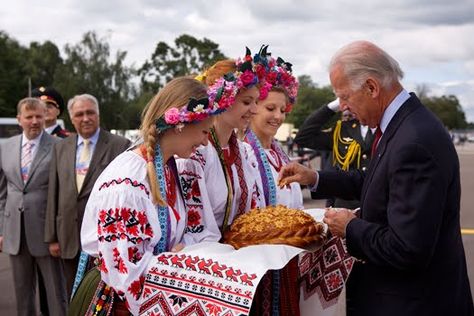 A Wedding and Some Paper Work: Polish Wedding Traditions - "Bread and Salt" Polish Wedding Traditions, Ukrainian Wedding, Polish Wedding, Polish Traditions, House Blessing, Folk Clothing, Wedding Traditions, European House, European Culture