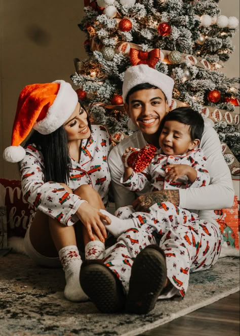 Christmas Pajamas Photoshoot, Pajamas Photoshoot, Family Christmas Pictures Outfits, Christmas Couple Pictures, Christmas Pictures Outfits, Christmas Baby Pictures, Christmas Poses, Christmas Family Photoshoot, Family Christmas Outfits