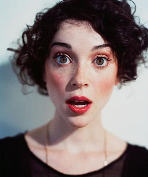 Annie Clark of St. Vincent - I want her hair. ...And her skin... tone. Surprise Face, Annie Clark, Expressions Photography, Face Study, Face Drawing Reference, Photographie Portrait Inspiration, Human Reference, St Vincent, Face Reference