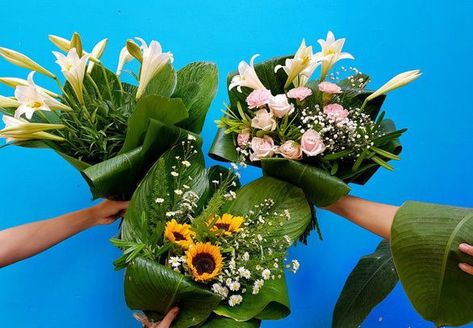 Vietnamese supermarkets use banana wrapping. Banana Leaf Bouquet, Banana Bouquet, Wrapped Bouquet, Sticky Rice Cakes, Wrap Flowers, Bouquet Wrapping, Vietnamese Wedding, Flower Shops, Flower Boutique