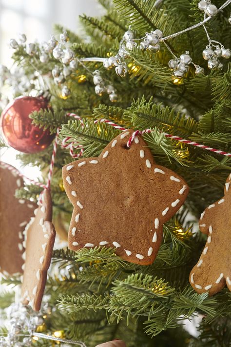 Gingerbread Cookie Garland Gingerbread Garland Diy, Fake Gingerbread Cookies, Icing For Gingerbread Cookies, Gingerbread Man Cookie Recipe, Bigger Bolder Baking, Modern Holiday Decor, Garland Diy, Man Cookies, Christmas Cake Decorations