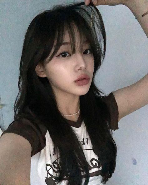 Aespa Style, Korean Haircut, Korean Ulzzang, Wispy Bangs, Haircuts Straight Hair, Long Hair With Bangs, Haircuts With Bangs, Korean Hairstyle, Selfie Poses