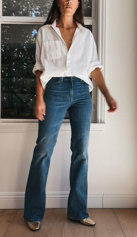 Minimalist Flare Jeans Outfit, Flare Jeans With White Shirt, Flared Jeans Autumn Outfit, Light Flair Jeans Outfit, Jean Outfit For Photoshoot, Flare Jeans With Button Down Shirt, Trumpet Flare Jeans Outfit, Glare Jeans Outfit, Flare Jean Work Outfits