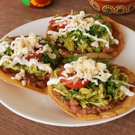 Tostadas de pollo en salsa verde | Unas tostaditas espectaculares! | By Cocina Guerrerense | Facebook Salsa Verde, Burritos, Dinner Time, Chicken Dinner, Tacos, Chicken