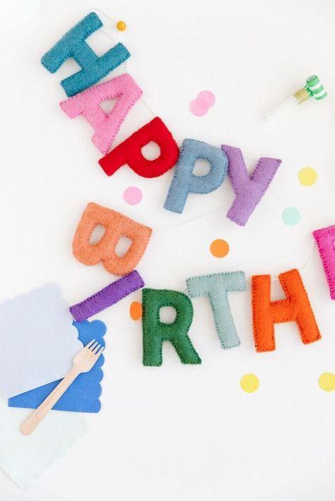 20 DIY Happy Birthday Banner Ideas - Lady Celebrations Wool Garland, Happy Birthday Banner Diy, Felt Garlands, Letter Garland, Cheap Party Decorations, Garland Flower, Animal Theme Birthday, Cloth Banners, Diy Birthday Banner