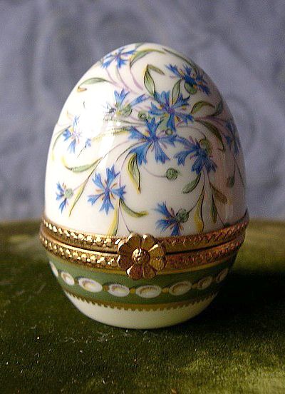 Vintage French Limoges Handpainted Floral Porcelain Egg Collectible Pill Trinket Box Porcelain Eggs, Sweet Violets, Limoges Boxes, Faberge Eggs, Jewelry Organizer Box, China Painting, Porcelain Art, Pretty Box, Egg