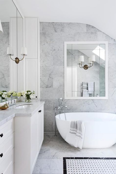 Hampton Style Bathrooms, Hamptons Style Bathroom, Classic Bathroom Design, Marble Bathroom Floor, Diy Home Decor For Apartments, Styl Hampton, White Marble Bathrooms, Marble Tile Bathroom, Beautiful Bathroom Designs