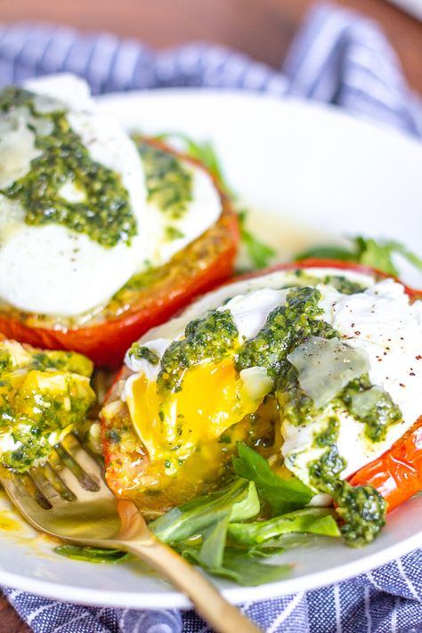 Caprese Eggs, Spaghetti Grilled Cheese, Healthy Eggs Benedict, Sausage Tomato Sauce, Fall Lunch, Brunch Board, Italian Eggs, Pesto Eggs, Eggs Benedict Recipe