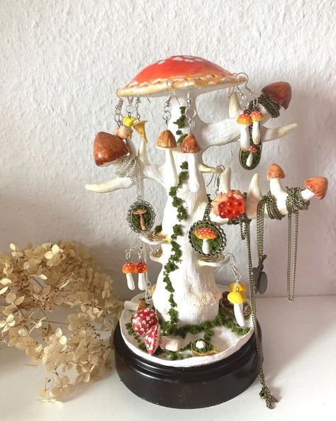 Goblincore Decor Ideas, Mushroom Clay Ideas, Useful Things To Make Out Of Clay, Ceramic Earring Holder, Mushroom Earring Holder, Mushroom Jewelry Holder, Mushroom Clay, Clay Inspo, Ceramic Sculpture Figurative