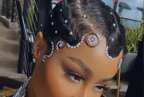 Pearl Edges Hair, Pearls In Hair Black Woman, Gems Hairstyle, Rhinestone Hairstyle, Diamond Photoshoot, Bejeweled Hair, Birthday Pose, Baby Curls, Nice Hairstyles