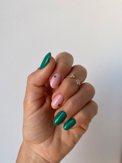 Small Green Nails, Green Dot Nails, Dark Green Summer Nails, Green Nails With Dots, Pink Green Nails Design, Trendy Green Nails, Natrual Nails, Dot Nail Art Designs, Girl Time