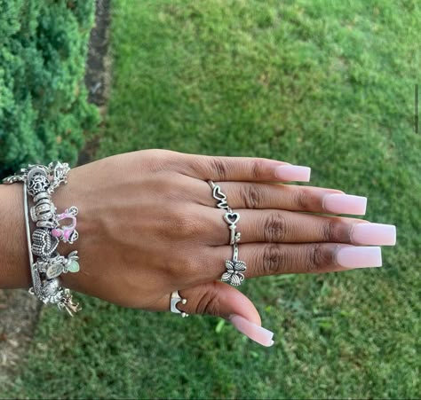 James Avery Rings Aesthetic, Body Jewelry Diy, Pandora Bracelet Charms Ideas, Xoxo Jewelry, James Avery Rings, Girly Bracelets, Dope Jewelry Accessories, Rings Aesthetic, Expensive Jewelry Luxury