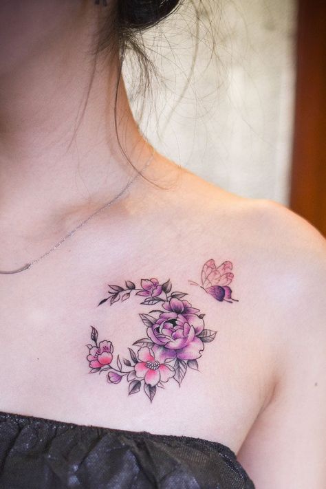 In terms of shoulder flower tattoo ideas, there are plenty of distinctive styles, designs, shapes and sizes for your choice.Take a look, we have something for everyone #tattoos #shouldertattoo #flowertattoo #tattoodesign #tattooideas #shouldertattoos Colorful Flower Tattoos For Women, Watercolor Flower Tattoo Shoulder, Front Shoulder Tattoos For Women Unique, Flower Shoulder Tattoos, Tattoo Designs Shoulder, Shoulder Tattoo Ideas Female, Shoulder Flower Tattoo, Front Shoulder Tattoos, Tattoo Artist Tattoo