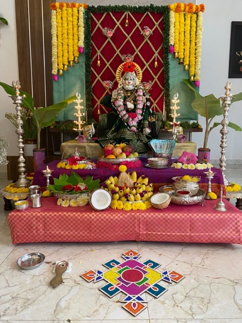 Pooja Room Decoration Ideas, Laxmi Pujan, Varalakshmi Decoration, Gannu Bappa, Varalaxmi Pooja Decoration, Pooja Room Decoration, Pooja Backdrop, Flower Wall Decor Diy, Door Flower Decoration