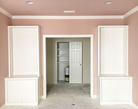 Love these built-in bookcases // Sherwin Williams Sashay Sand | The Style Scribe Sashay Sand Sherwin Williams Bedroom, Sw Sashay Sand, Rose Gold Wall Paint, Gold Paint Wall, Sashay Sand, Rose Gold Paint, Gold Painted Walls, Spare Bedroom Office, Wall Color Schemes