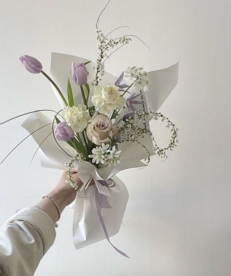 Grad Flowers Bouquet, Grad Bouquet, Diy Bouquet Wrap, Fancy Flowers, Flower Bouquet Diy, Flower Wrapping, Flower Gift Ideas, Boquette Flowers, Flower Vase Arrangements