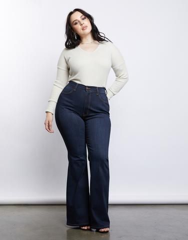 Curvy Flare Jeans, Plus Size Bottoms, Mid Size Flare Jeans Outfits, High Rise Jeans Outfit Curvy, Flare Jeans Plus Size Outfit, Outfits For Petite Curvy Women, Flared Jeans Plus Size, Plus Size Flare Jeans Outfits, Plus Size 70s Fashion