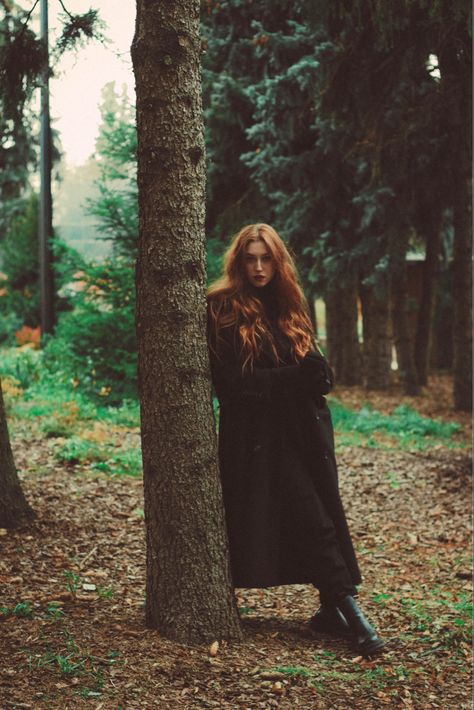 Fall Photoshoot Spooky, Halloween Photography Aesthetic, Forest Pictures Ideas, Fall Photography Inspiration, Grunge Fall Photoshoot, Rainy Fall Photoshoot, Dreamy Fall Photoshoot, Autumn Fashion Photography, Witchy Fall Photoshoot