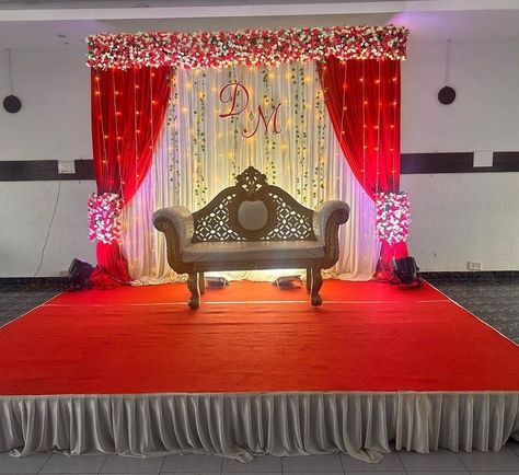 Simple Wedding Background Decoration, Function Stage Decoration, Engagement Stage Decoration Indian Simple, Indian Wedding Reception Backdrop, Mrg Decoration, Stage Decorations Wedding, Decoration For Engagement, Haldi Function Decoration, Haldi Decorations