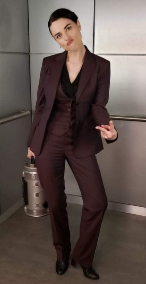 Female Suits Prom Women Tuxedo, Wedding Suit Women, Women Office Wear, Androgynous Women, Woman In Suit, Lesbian Fashion, Famous Outfits, Office Wear Women, Katie Mcgrath