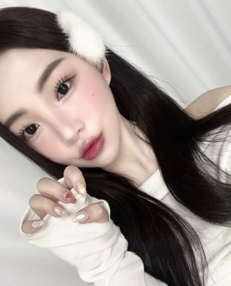 Asian Makeup On White Girl, Korean Makeup Look Cool Tone, Cool Toned Korean Makeup, Douyin Makeup On White Person, Cool Tone Makeup Korean, Light Feminine Makeup Asian, Low Visual Weight Makeup Asian, Cold Girl Makeup Asian, Cool Tone Makeup