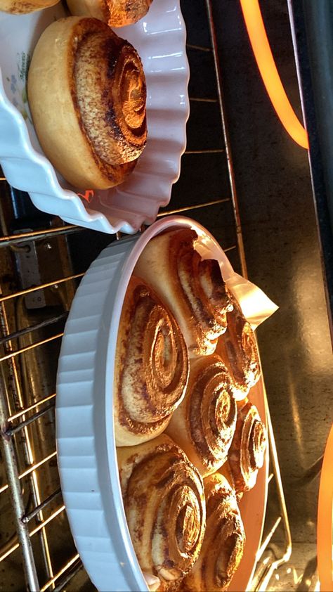 christmas cinnomon rolls , winter baking , christmas vibes , winter instagram story, cinnomon rolls in oven Cinnomon Rolls, Winter Instagram Story, Winter Baking, Baking Christmas, Winter Instagram, Christmas Vibes, Cinnamon Roll, Christmas Aesthetic, Cinnamon Rolls