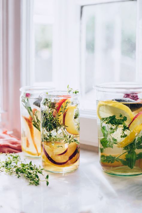 How to Make Your Own Fruit and Herb Infused Sun Tea | Hello Glow Sun Tea Recipes, Tea Infusion Recipes, Herb Drink, Infusion Recipes, Infused Tea, Tea Infusion, Coffee Milkshake, Banana Coffee, Sun Tea