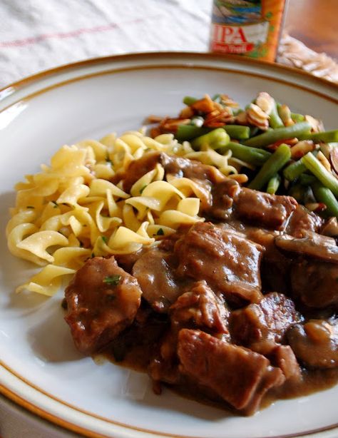 The Spice Garden: Braised Sirloin Tips and Mushrooms ... A Pub Food Rant! Braised Beef Recipes, Sirloin Tip Steak, Sirloin Steak Recipes, Beef Tip Recipes, Stew And Dumplings, Sirloin Tip Roast, Beef Tips And Gravy, Steak Tips, Spice Garden