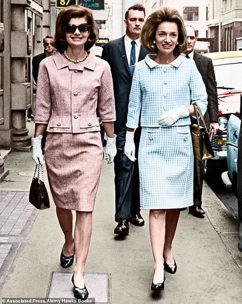 Sisters Jackie Kennedy and Lee Radziwill loved each other but competed over everything Jacqueline Bouvier, 1960’s Fashion, Jackie O Style, Mode Prints, Lee Radziwill, Jackie Onassis, Jackie O, Fashion Icons, Birthday Gifts For Sister