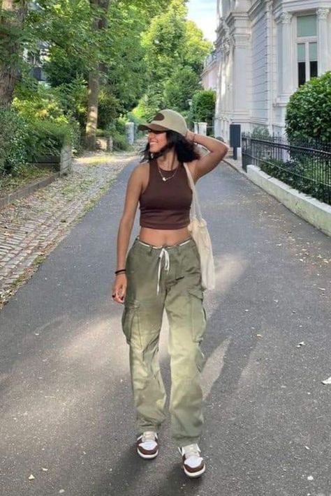 Outfits With Parachute Pants Summer, Cargo Pants And Cap Outfit, Cargo Pants Outfit With Hat, Cargo With Crop Top, Cargos With Crop Top, Summer Camo Pants Outfit, Khaki Pants And Brown Top, Green Dunk High Outfit, Cargo Pants With Nike Dunks