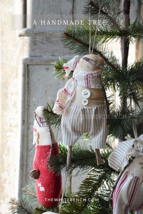 In this post, I share one of my handmade Christmas trees with handmade snowman ornaments. It's a simple sewing project, perfect for beginners. Follow the link to see more pictures on my blog and read my post, and find my patterns and tutorials to make these primitive snowman DIY Christmas ornaments. Monica xoxo Snowman Sewing Patterns Free, Diy Primitive Christmas Decor, Diy Primitive Christmas Ornaments, Primitive Christmas Patterns, Diy Tree Decorations, Primitive Christmas Ornaments, Primitive Christmas Tree, Snowman Diy, Primitive Christmas Decor