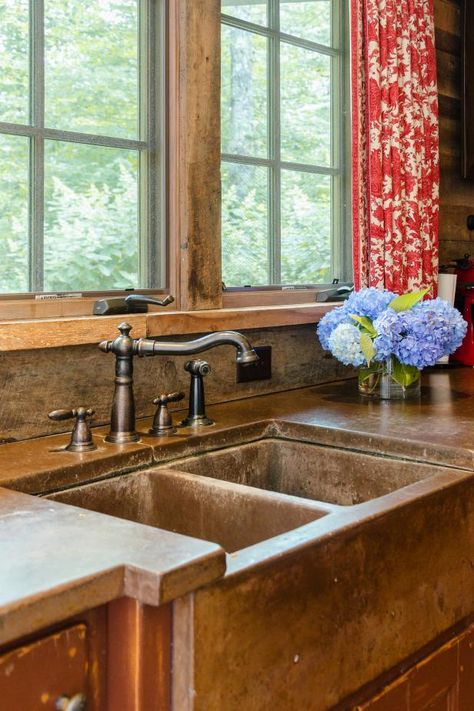 Cabin Kitchen Backsplash Ideas, Cabin Backsplash Ideas, Cabin Kitchen Backsplash, Cabin Backsplash, Rustic Kitchen Sinks, Rustic Cabin Kitchen, Modern Tile Backsplash, Cashiers North Carolina, Log Cabin Kitchen