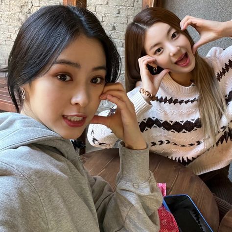 Ryujin Lia Selca, Chuncheon, A Diary, Instagram Update, Pop Group, Arm Warmers, South Korean Girls, Kpop Girls, Girl Group