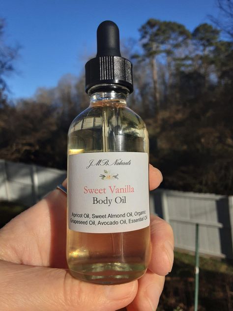 Body Oil With Essential Oils, Vanilla Body Oil, Vanilla Oil, Fragrances Perfume Woman, Perfume Collection Fragrance, Healthy Travel, Shower Skin Care, Vanilla Essential Oil, Body Smells