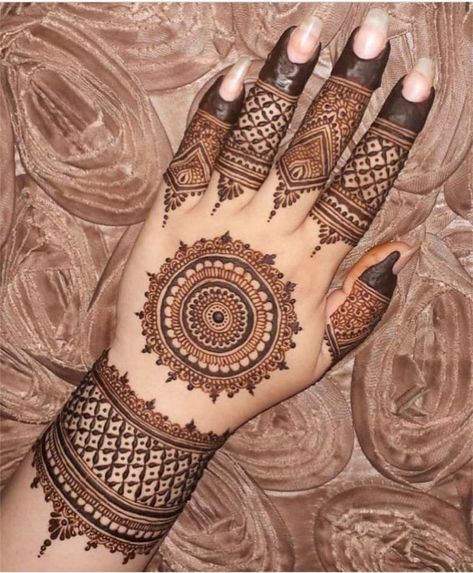 Mandela Mehandi Art, Mandela Mehandi Designs For Hands Simple, Mehndi Designs Mandalas, Ghevar Mehndi Designs, Mahindi Desine, Simple Mehandi Desine, Mandala Mehendi Designs, Mandala Mehendi, Mandala Mehndi Design