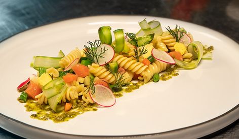 Recipe - Marinated Fusilli in dill and ginger chlorophyll with smoked salmon and Pesto alla Genovese - Academia Barilla Pasta Plate Presentation, Pasta Plating, Fusili Pasta, Barilla Pesto, Food Presentation Plates, Pasta Penne, Fusilli Pasta, Pasta Bar, Macaroni Pasta