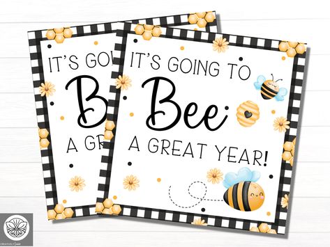 "It's back to school time! Start the year off right with these easy-to-print \"it's going to bee a great year\" tags. Great for cookie bags, gifts, treats, and more! If you're looking for a quick, easy, and fun gift tag for your back-to-school gifts for teachers and staff, we have you covered.  Hey there, I'm Sarah! Nice to meet you. I'm a mom of 3 little girls and I love creating creative and easy-to-use printables for busy folks to use to put the finishing touches on gifts and projects. 🍎WHAT'S INCLUDED? 🍎 1 PDF digital file with 4 tags per page 1 JPG digital file with 4 tags per page Tags are 4 inches x 4 inches 🍎HOW DOES IT WORK? 🍎 Purchase the file on Etsy. Find the download in your account or via email. Etsy > My Account > Purchases & Reviews Download the PDF/JPG  document. 🍎HOW Back To School Tags, Bee Room, Bee Themed Classroom, Bee Classroom, Honey Bee Decor, Mom Of 3, Staff Gifts, Cookie Bags, Bee Cards