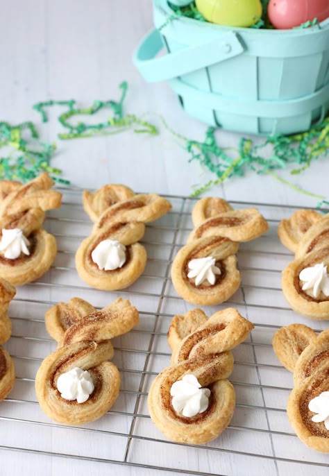 16 Cute Easter Breakfast Ideas Your Kids Will Love – SheKnows Bunny Twists, Desserts Cinnamon, Easter Fun Food, Easy Easter Treats, Easy Easter Desserts, Easter Appetizers, Desserts Ideas, Healthy Easter, Cinnamon Twists