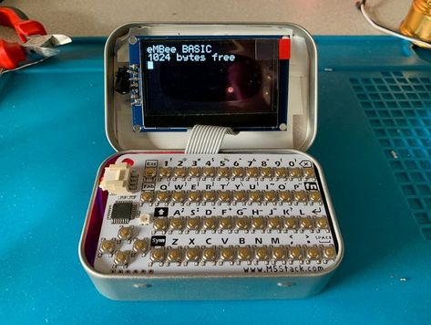 80s style 8-bit computer running BASIC. Includes OLED screen and a QWERTY keyboard. 😍👍👏 #Arduino #Computing #DIY #Electronics #Tech #Retro #Coding Tech Nerd Aesthetic, Electronics Projects Diy How To Build, Computer Nerd Aesthetic, Personalized Electronics, Diy Tech Gadgets, Coding Aesthetic, Retro Keyboard, Diy Keyboard, Old Electronics