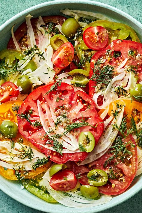 Wondering what to do with all those fresh summer tomatoes? Our simple tomato salad recipe is the best solution, we promise! Tomato Salad Recipe, The Modern Proper, Modern Proper, Tomato Salad Recipes, One Pot Dinners, Fennel Salad, Läcker Mat, Deilig Mat, Fresh Summer