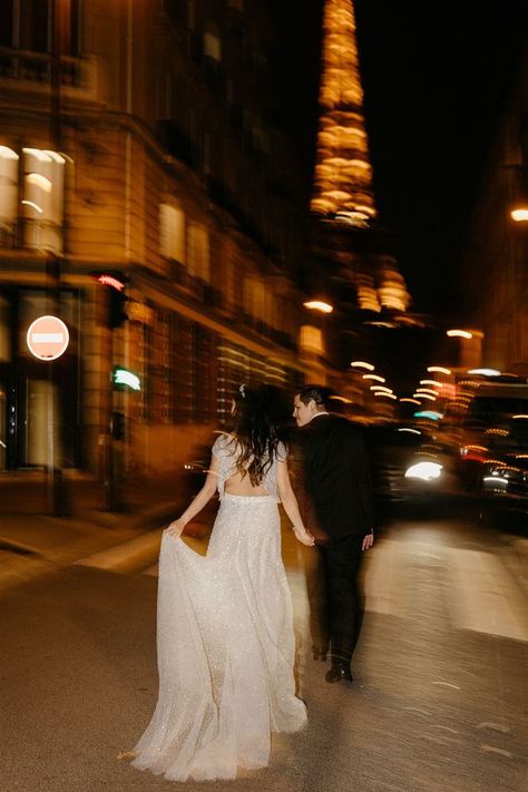 Blurry wedding elopement photography with Eiffel Tower view at night time Pictures In Paris, Night Wedding Photography, Pre Wedding Photoshoot Theme, Night Wedding Photos, Blurry Aesthetic, Paris Elopement, Parisian Wedding, Aesthetic Wedding, Paris Luxury